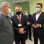 16.06.2021. Starachowice. Oddanie do użytku nowego tomografu. Na zdjęciu (od lewej): Jarosław Bilski - kierownik pracowni diagnostyki obrazowej, Zbigniew Koniusz - wojewoda świętokrzyski, Piotr Babicki - starosta starachowicki / Anna Głąb / Radio Kielce