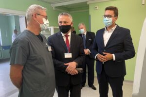 16.06.2021. Starachowice. Oddanie do użytku nowego tomografu. Na zdjęciu (od lewej): Jarosław Bilski - kierownik pracowni diagnostyki obrazowej, Zbigniew Koniusz - wojewoda świętokrzyski, Piotr Babicki - starosta starachowicki / Anna Głąb / Radio Kielce