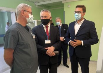 16.06.2021. Starachowice. Oddanie do użytku nowego tomografu. Na zdjęciu (od lewej): Jarosław Bilski - kierownik pracowni diagnostyki obrazowej, Zbigniew Koniusz - wojewoda świętokrzyski, Piotr Babicki - starosta starachowicki / Anna Głąb / Radio Kielce