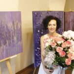 20.06.2021. Tokarnia. Park Etnograficzny. „Przenikanie przestrzeni” - wystawa prac dr Lucyny Gozdek (na zdjęciu) / Jarosław Kubalski / Radio Kielce