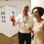 20.06.2021. Tokarnia. Park Etnograficzny. „Przenikanie przestrzeni” - wystawa prac dr Lucyny Gozdek. Na zdjęciu: Jarosław Karyś - wicedyrektor Muzeum Wsi Kieleckiej i Lucyna Gozdek / Jarosław Kubalski / Radio Kielce