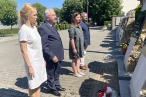 18.06.2021. Starachowice. 72 rocznica urodzin Lecha Kaczyńskiego. Na zdjęciu (od lewej): radna Agnieszka Kuś, poseł Krzysztof Lipiec, Magdalena Rokita z PiS, radny Tomasz Andrzejewski / Anna Głąb / Radio Kielce