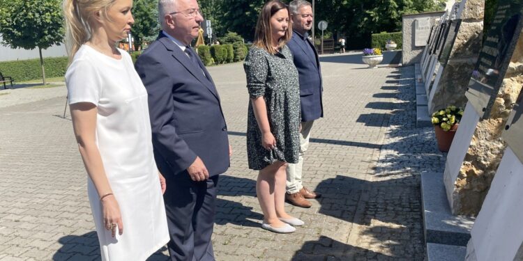 18.06.2021. Starachowice. 72 rocznica urodzin Lecha Kaczyńskiego. Na zdjęciu (od lewej): radna Agnieszka Kuś, poseł Krzysztof Lipiec, Magdalena Rokita z PiS, radny Tomasz Andrzejewski / Anna Głąb / Radio Kielce