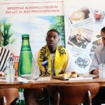 22.06.2021. Kielce. Spotkanie z Dylanem Nahi. Na zdjęciu (od lewej): Magda Pluszewska - Łomża Vive - specjalista ds. mediów, Dylan Nahi, Paweł Papaj - Łomża Vive - dyrektor marketingu / Wiktor Taszłow / Radio Kielce