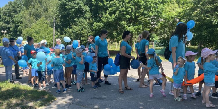 18.06.2021. Starachowice. Niebieski Marsz wsparcia dla osób z Zespołem Aspergera / Anna Głąb / Radio Kielce