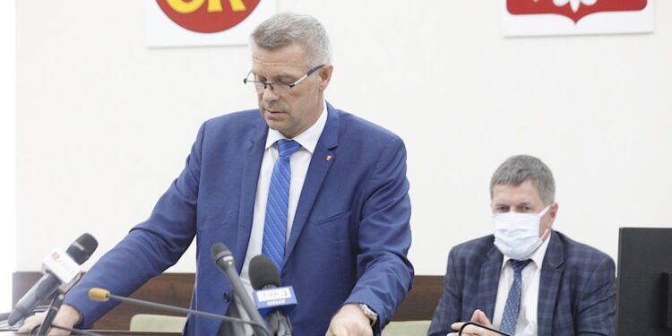 24.06.2021. Kielce. Sesja Rady Miasta Kielce. Na zdjęciu (od lewej): Bogdan Wenta - prezydent Kielc i Jarosław Karyś - przewodniczący Rady Miasta Kielce / Jarosław Kubalski / Radio Kielce