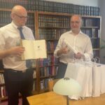28.06.2021. Kielce. Wiceminister Piotr Wawrzyk przekazał książki do Pedagogicznej Biblioteki Wojewódzkiej w Kielcach. Na zdjęciu (od lewej): Sylwester Kasprzyk - zastępca dyrektora Pedagogicznej Biblioteki Wojewódzkiej w Kielcach i Piotr Wawrzyk - wiceminister spraw zagranicznych / Monika Miller / Radio Kielce