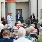 23.06.2021. Kielce. Wernisaż dorocznej wystawy prac członków sekcji plastycznej Towarzystwa Przyjaciół Sztuk Pięknych. Na zdjęciu (od lewej): Zyta Trych – prezes Towarzystwa Przyjaciół Sztuk Pięknych,  Maria Salus – wiceprezes Towarzystwa Przyjaciół Sztuk Pięknych, Grzegorz Maciągowski – dyrektor Muzeum Historii Kielc, Iwona Grabczak – Muzeum Historii Kielc, kurator wystawy / Wiktor Taszłow / Radio Kielce