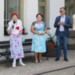 23.06.2021. Kielce. Wernisaż dorocznej wystawy prac członków sekcji plastycznej Towarzystwa Przyjaciół Sztuk Pięknych. Na zdjęciu (od lewej): Zyta Trych – prezes Towarzystwa Przyjaciół Sztuk Pięknych,  Maria Salus – wiceprezes Towarzystwa Przyjaciół Sztuk Pięknych, Grzegorz Maciągowski – dyrektor Muzeum Historii Kielc / Wiktor Taszłow / Radio Kielce