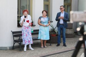 23.06.2021. Kielce. Wernisaż dorocznej wystawy prac członków sekcji plastycznej Towarzystwa Przyjaciół Sztuk Pięknych. Na zdjęciu (od lewej): Zyta Trych – prezes Towarzystwa Przyjaciół Sztuk Pięknych, Maria Salus – wiceprezes Towarzystwa Przyjaciół Sztuk Pięknych, Grzegorz Maciągowski – dyrektor Muzeum Historii Kielc / Wiktor Taszłow / Radio Kielce