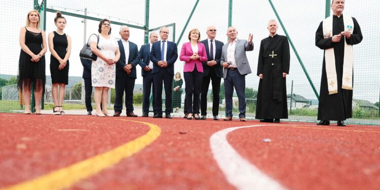 25.06.2021. Jeziorko. Zakończenie roku szkolnego i oddanie wielofunkcyjnych boisk dla Szkoły Podstawowej w Jeziorku / Wiktor Taszłow / Radio Kielce