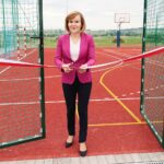 25.06.2021. Jeziorko. Zakończenie roku szkolnego i oddanie wielofunkcyjnych boisk dla Szkoły Podstawowej w Jeziorku. Na zdjęciu: Anna Krupka - wiceminister kultury, dziedzictwa narodowego i sportu / Wiktor Taszłow / Radio Kielce