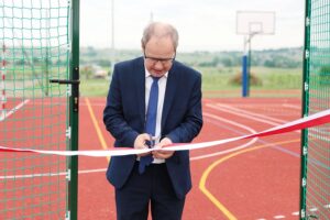 25.06.2021. Jeziorko. Zakończenie roku szkolnego i oddanie wielofunkcyjnych boisk dla Szkoły Podstawowej w Jeziorku. Na zdjęciu: Andrzej Gąsior - burmistrz Nowej Słupi / Wiktor Taszłow / Radio Kielce