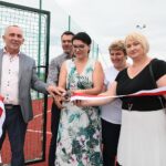 25.06.2021. Jeziorko. Zakończenie roku szkolnego i oddanie wielofunkcyjnych boisk dla Szkoły Podstawowej w Jeziorku. Na zdjęciu: Zdzisław Dudzic - dyrektor szkoły Szkoły Podstawowej w Jeziorku i członkowie stowarzyszenia prowadzącego Szkołę Podstawową w Jeziorku / Wiktor Taszłow / Radio Kielce