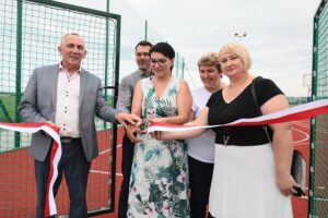 25.06.2021. Jeziorko. Zakończenie roku szkolnego i oddanie wielofunkcyjnych boisk dla Szkoły Podstawowej w Jeziorku. Na zdjęciu: Zdzisław Dudzic - dyrektor szkoły Szkoły Podstawowej w Jeziorku i członkowie stowarzyszenia prowadzącego Szkołę Podstawową w Jeziorku / Wiktor Taszłow / Radio Kielce