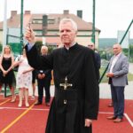 25.06.2021. Jeziorko. Zakończenie roku szkolnego i oddanie wielofunkcyjnych boisk dla Szkoły Podstawowej w Jeziorku. Na zdjęciu: o. Marian Puchała - superior klasztoru na Świętym Krzyżu / Wiktor Taszłow / Radio Kielce