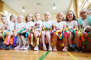 25.06.2021. Jeziorko. Zakończenie roku szkolnego i oddanie wielofunkcyjnych boisk dla Szkoły Podstawowej w Jeziorku / Wiktor Taszłow / Radio Kielce