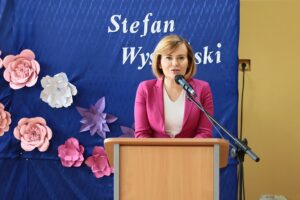 25.06.2021. Jeziorko. Zakończenie roku szkolnego i oddanie wielofunkcyjnych boisk dla Szkoły Podstawowej w Jeziorku. Na zdjęciu: Anna Krupka - wiceminister kultury, dziedzictwa narodowego i sportu / Wiktor Taszłow / Radio Kielce