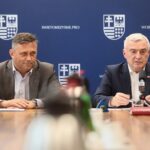 25.06.2021. Kielce. Wręczenie nominacji stypendialnych dla najlepszych młodych sportowców województwa. Na zdjęciu (od lewej): Tomasz Jamka - członek zarządu Województwa Świętokrzyskiego, Andrzej Bętkowski - marszałek województwa świętokrzyskiego / Wiktor Taszłow / Radio Kielce