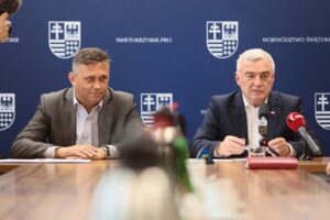25.06.2021. Kielce. Wręczenie nominacji stypendialnych dla najlepszych młodych sportowców województwa. Na zdjęciu (od lewej): Tomasz Jamka - członek zarządu Województwa Świętokrzyskiego, Andrzej Bętkowski - marszałek województwa świętokrzyskiego / Wiktor Taszłow / Radio Kielce