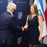 25.06.2021. Kielce. Wręczenie nominacji stypendialnych dla najlepszych młodych sportowców województwa. Na zdjęciu (od lewej): Andrzej Bętkowski - marszałek województwa świętokrzyskiego, Marta Szpilt / Wiktor Taszłow / Radio Kielce