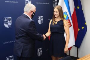 25.06.2021. Kielce. Wręczenie nominacji stypendialnych dla najlepszych młodych sportowców województwa. Na zdjęciu (od lewej): Andrzej Bętkowski - marszałek województwa świętokrzyskiego, Marta Szpilt / Wiktor Taszłow / Radio Kielce