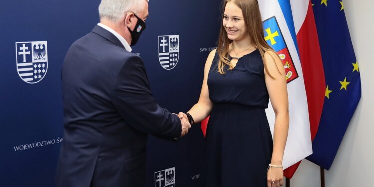 25.06.2021. Kielce. Wręczenie nominacji stypendialnych dla najlepszych młodych sportowców województwa. Na zdjęciu (od lewej): Andrzej Bętkowski - marszałek województwa świętokrzyskiego, Marta Szpilt / Wiktor Taszłow / Radio Kielce