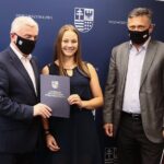 25.06.2021. Kielce. Wręczenie nominacji stypendialnych dla najlepszych młodych sportowców województwa. Na zdjęciu (od lewej): Andrzej Bętkowski - marszałek województwa świętokrzyskiego, Marta Szpilt, Tomasz Jamka - członek zarządu Województwa Świętokrzyskiego / Wiktor Taszłow / Radio Kielce