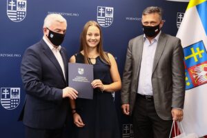 25.06.2021. Kielce. Wręczenie nominacji stypendialnych dla najlepszych młodych sportowców województwa. Na zdjęciu (od lewej): Andrzej Bętkowski - marszałek województwa świętokrzyskiego, Marta Szpilt, Tomasz Jamka - członek zarządu Województwa Świętokrzyskiego / Wiktor Taszłow / Radio Kielce