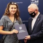 25.06.2021. Kielce. Wręczenie nominacji stypendialnych dla najlepszych młodych sportowców województwa. Na zdjęciu (od lewej): Paulina Podsiadło, Andrzej Bętkowski - marszałek województwa świętokrzyskiego / Wiktor Taszłow / Radio Kielce