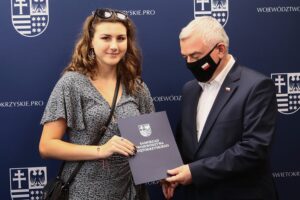 25.06.2021. Kielce. Wręczenie nominacji stypendialnych dla najlepszych młodych sportowców województwa. Na zdjęciu (od lewej): Paulina Podsiadło, Andrzej Bętkowski - marszałek województwa świętokrzyskiego / Wiktor Taszłow / Radio Kielce