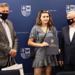 25.06.2021. Kielce. Wręczenie nominacji stypendialnych dla najlepszych młodych sportowców województwa. Na zdjęciu (od lewej): Tomasz Jamka - członek zarządu Województwa Świętokrzyskiego, Paulina Podsiadło, Andrzej Bętkowski - marszałek województwa świętokrzyskiego / Wiktor Taszłow / Radio Kielce