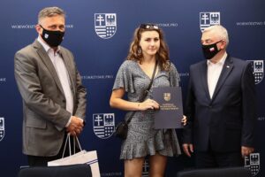 25.06.2021. Kielce. Wręczenie nominacji stypendialnych dla najlepszych młodych sportowców województwa. Na zdjęciu (od lewej): Tomasz Jamka - członek zarządu Województwa Świętokrzyskiego, Paulina Podsiadło, Andrzej Bętkowski - marszałek województwa świętokrzyskiego / Wiktor Taszłow / Radio Kielce