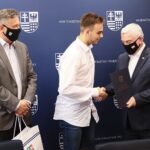 25.06.2021. Kielce. Wręczenie nominacji stypendialnych dla najlepszych młodych sportowców województwa. Na zdjęciu (od lewej): Tomasz Jamka - członek zarządu Województwa Świętokrzyskiego, Krystian Jurasik, Andrzej Bętkowski - marszałek województwa świętokrzyskiego / Wiktor Taszłow / Radio Kielce