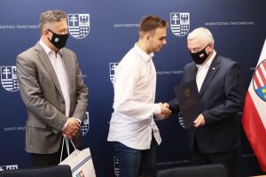 25.06.2021. Kielce. Wręczenie nominacji stypendialnych dla najlepszych młodych sportowców województwa. Na zdjęciu (od lewej): Tomasz Jamka - członek zarządu Województwa Świętokrzyskiego, Krystian Jurasik, Andrzej Bętkowski - marszałek województwa świętokrzyskiego / Wiktor Taszłow / Radio Kielce