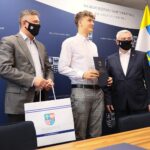 25.06.2021. Kielce. Wręczenie nominacji stypendialnych dla najlepszych młodych sportowców województwa. Na zdjęciu (od lewej): Tomasz Jamka - członek zarządu Województwa Świętokrzyskiego, Patryk Wasik, Andrzej Bętkowski - marszałek województwa świętokrzyskiego / Wiktor Taszłow / Radio Kielce