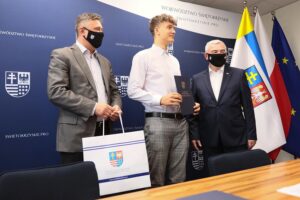 25.06.2021. Kielce. Wręczenie nominacji stypendialnych dla najlepszych młodych sportowców województwa. Na zdjęciu (od lewej): Tomasz Jamka - członek zarządu Województwa Świętokrzyskiego, Patryk Wasik, Andrzej Bętkowski - marszałek województwa świętokrzyskiego / Wiktor Taszłow / Radio Kielce