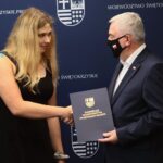 25.06.2021. Kielce. Wręczenie nominacji stypendialnych dla najlepszych młodych sportowców województwa. Na zdjęciu (od lewej): Wiktoria Wijas, Andrzej Bętkowski - marszałek województwa świętokrzyskiego / Wiktor Taszłow / Radio Kielce