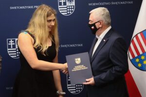 25.06.2021. Kielce. Wręczenie nominacji stypendialnych dla najlepszych młodych sportowców województwa. Na zdjęciu (od lewej): Wiktoria Wijas, Andrzej Bętkowski - marszałek województwa świętokrzyskiego / Wiktor Taszłow / Radio Kielce