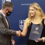 25.06.2021. Kielce. Wręczenie nominacji stypendialnych dla najlepszych młodych sportowców województwa. Na zdjęciu (od lewej): Tomasz Jamka - członek zarządu Województwa Świętokrzyskiego, Wiktoria Wijas / Wiktor Taszłow / Radio Kielce