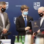 25.06.2021. Kielce. Wręczenie nominacji stypendialnych dla najlepszych młodych sportowców województwa. Na zdjęciu (od lewej): Tomasz Jamka - członek zarządu Województwa Świętokrzyskiego, Wiktor Dziedzic, Andrzej Bętkowski - marszałek województwa świętokrzyskiego / Wiktor Taszłow / Radio Kielce