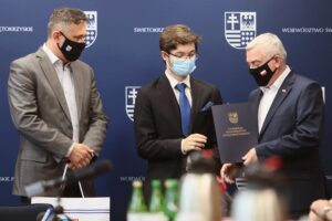 25.06.2021. Kielce. Wręczenie nominacji stypendialnych dla najlepszych młodych sportowców województwa. Na zdjęciu (od lewej): Tomasz Jamka - członek zarządu Województwa Świętokrzyskiego, Wiktor Dziedzic, Andrzej Bętkowski - marszałek województwa świętokrzyskiego / Wiktor Taszłow / Radio Kielce