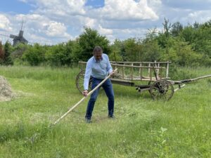 06.06.2021 Tokarnia. Sianokosy. Na zdjęciu Mirosław Gębski - starosta kielecki / Michał Kita / Radio Kielce