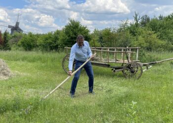 06.06.2021 Tokarnia. Sianokosy. Na zdjęciu Mirosław Gębski - starosta kielecki / Michał Kita / Radio Kielce