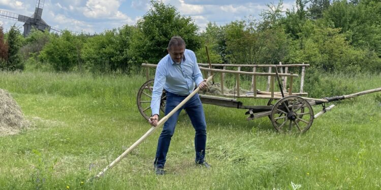 06.06.2021 Tokarnia. Sianokosy. Na zdjęciu Mirosław Gębski - starosta kielecki / Michał Kita / Radio Kielce