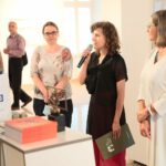 25.06.2021. Kielce. Finał 44. Interdyscyplinarnego Konkursu Plastycznego Województwa Świętokrzyskiego „Przedwiośnie”. Na zdjęciu (od lewej): Elżbieta Cybulska - autorka wystawy "Kurdyjskie partyzantki", Stanisława Zacharko-Łagowska - dyrektor BWA Kielce / Wiktor Taszłow / Radio Kielce