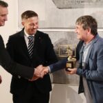 25.06.2021. Kielce. Finał 44. Interdyscyplinarnego Konkursu Plastycznego Województwa Świętokrzyskiego „Przedwiośnie”. Na zdjęciu (od lewej): Grzegorz Sowiński - zastępca dyrektora Wydziału Edukacji, Kultury i Sportu UM Kielce, Marcin Chłodnicki - wiceprezydent Kielc, Arkadiusz Sędek - laureat Grand Prix 44. Interdyscyplinarnego Konkursu Plastycznego Województwa Świętokrzyskiego „Przedwiośnie” / Wiktor Taszłow / Radio Kielce