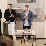 25.06.2021. Kielce. Finał 44. Interdyscyplinarnego Konkursu Plastycznego Województwa Świętokrzyskiego „Przedwiośnie”.  Na zdjęciu (od lewej): Grzegorz Sowiński - zastępca dyrektora Wydziału Edukacji, Kultury i Sportu UM Kielce, Marcin Chłodnicki - wiceprezydent Kielc, Arkadiusz Sędek - laureat Grand Prix 44. Interdyscyplinarnego Konkursu Plastycznego Województwa Świętokrzyskiego „Przedwiośnie”, Stanisława Zacharko-Łagowska - dyrektor BWA Kielce / Wiktor Taszłow / Radio Kielce