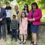 03.06.2021. Sandomierz. Uroczystość Bożego Ciała. Na zdjęciu: rodzina posła Marka Kwitka na uroczystościach Bożego Ciała; (od lewej): Marek Kwitek, Kacper Kwitek, Agnieszka Łaszyca, Ewelina Kwitek-Kozak, Mateusz Łaszyca, Maja Kozak, Alicja Kwitek / Grażyna Szlęzak-Wójcik / Radio Kielce