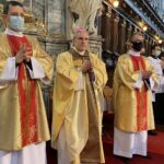 03.06.2021. Sandomierz. Uroczystość Bożego Ciała. Na zdjęciu: (od lewej): diakon Adrian Trybulski, bp Krzysztof Nitkiewicz, diakon Bartosz Wawrzkiewicz / Grażyna Szlęzak-Wójcik / Radio Kielce